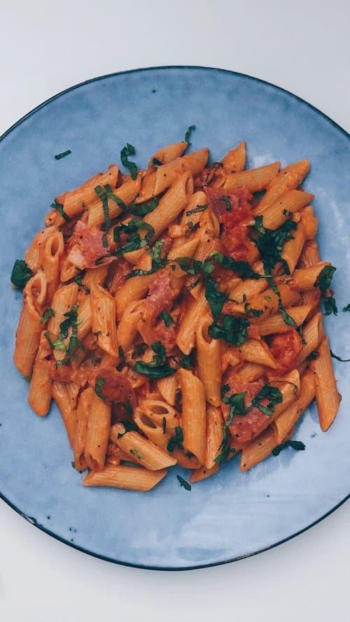 Pasta penne med salami