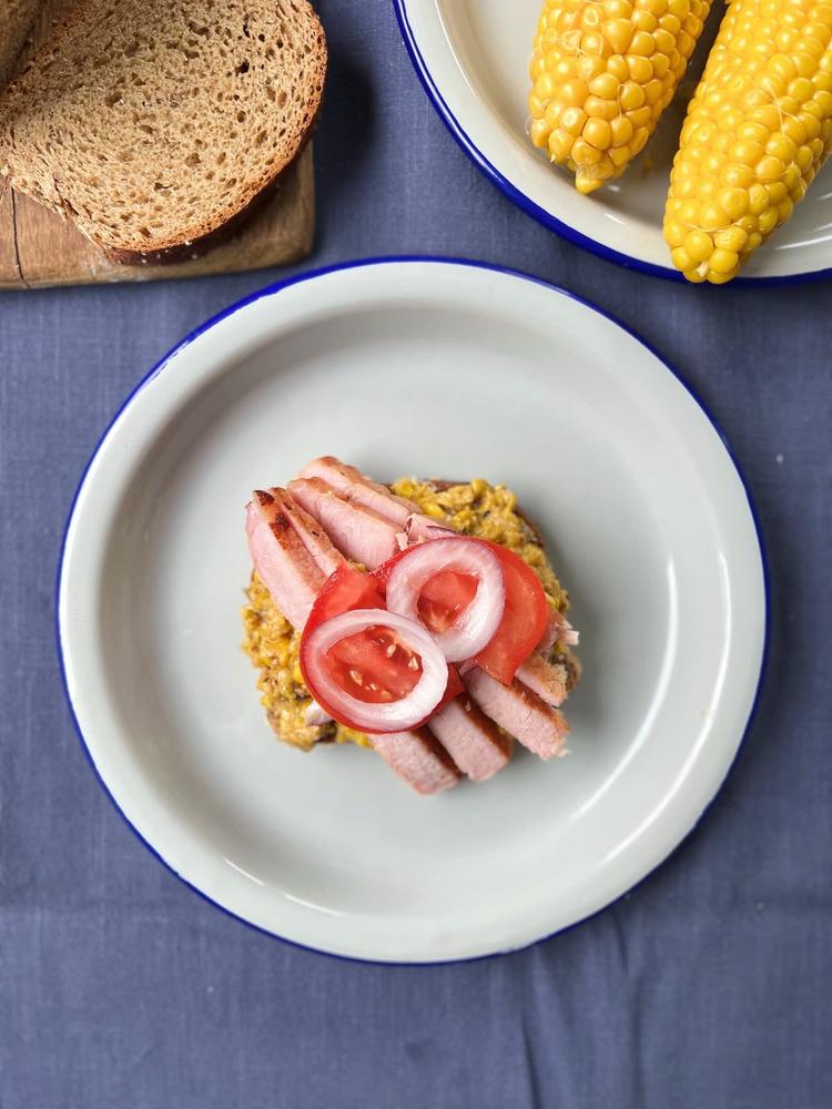 Kotelettsandwich med kremet maisstuing