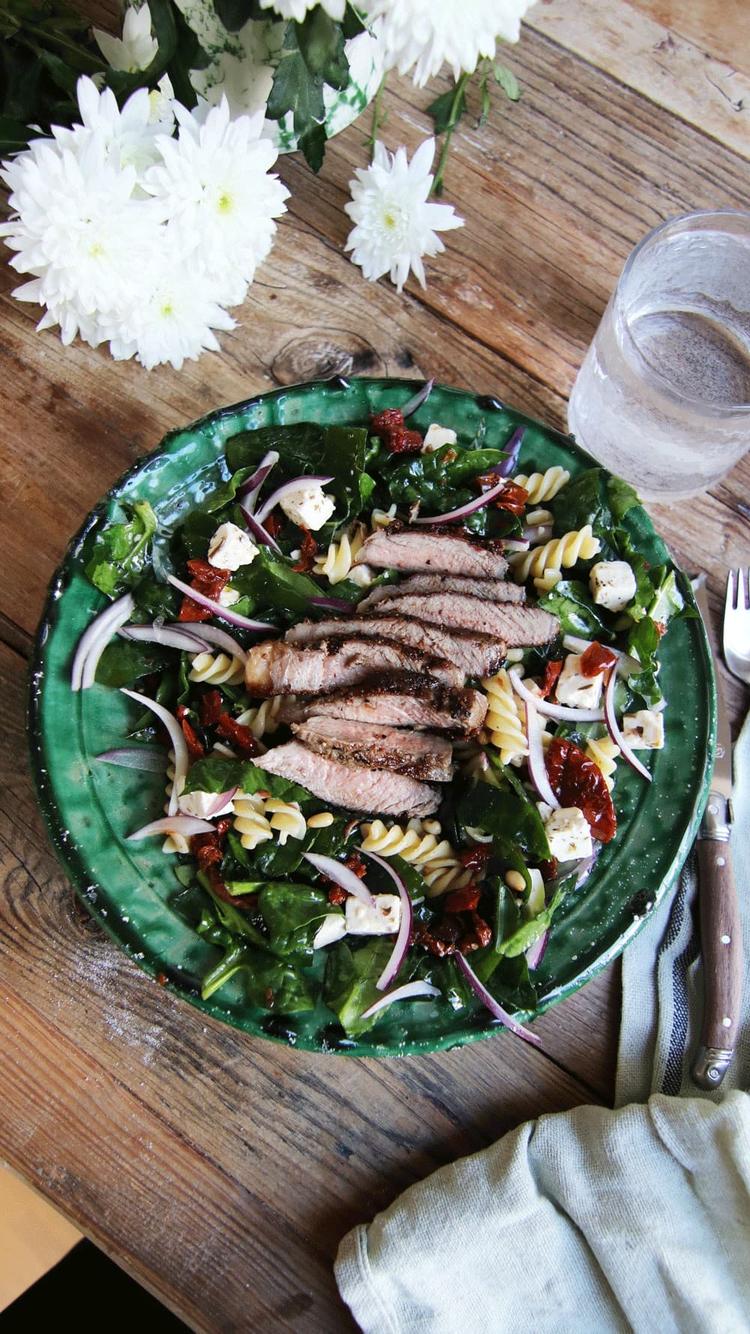 Pastasalat med entrecôte