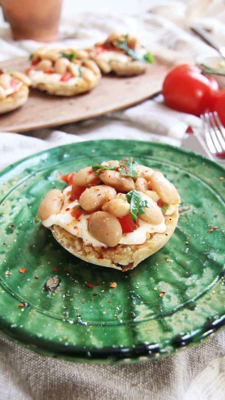Toast with fetacreme, tomatoes and marinated beans