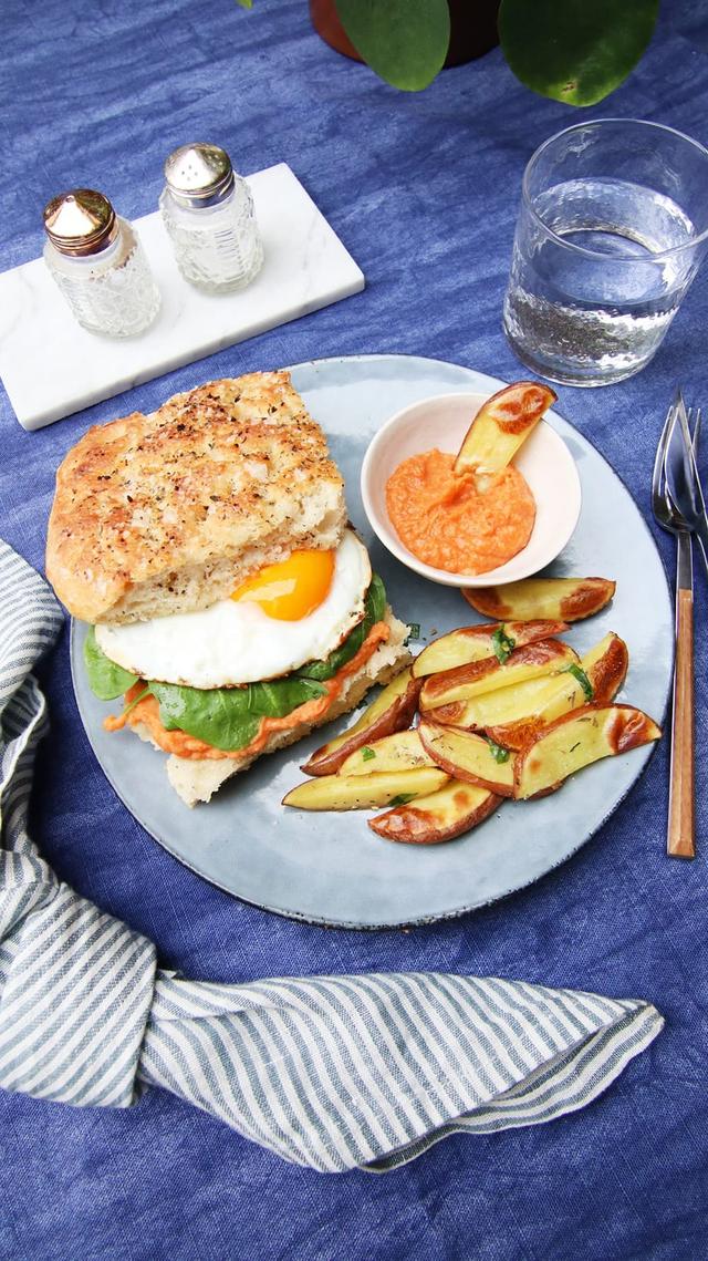 Focaccia sandwich med speilegg, bønnehummus og båtpoteter