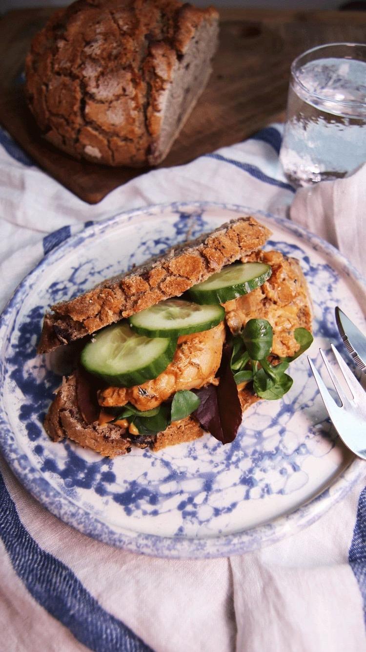 Hjemmelaget olivenbrød med kyllingrester og grønt