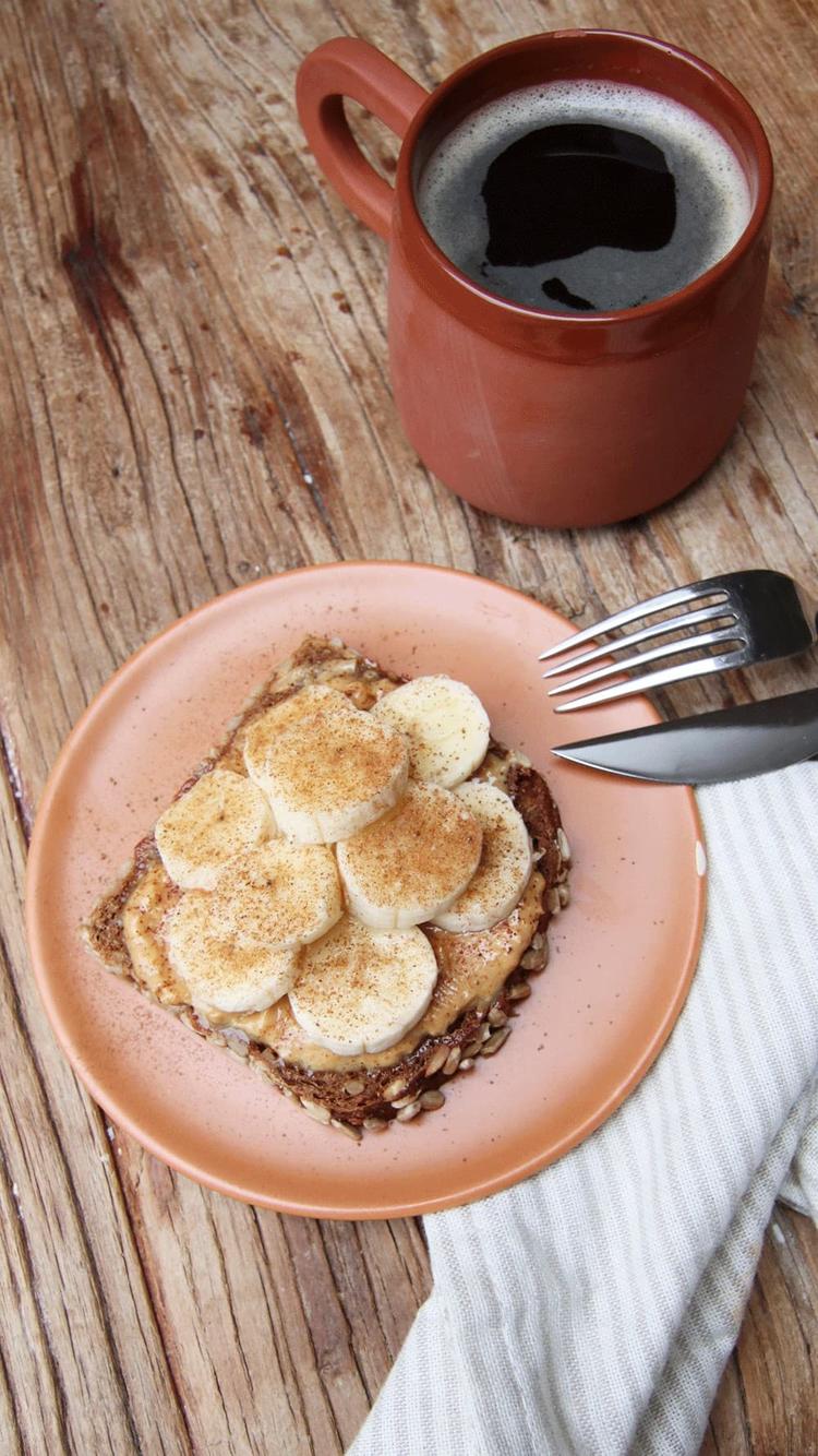 Brødskive med peanøttsmør, banan og kanel