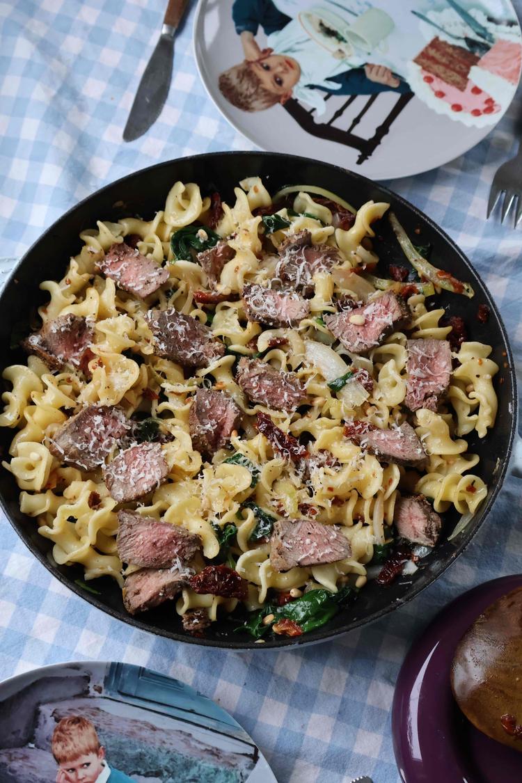 12/04 Pastasalat med biff, soltørkede tomater, spinat og pinjekjerner