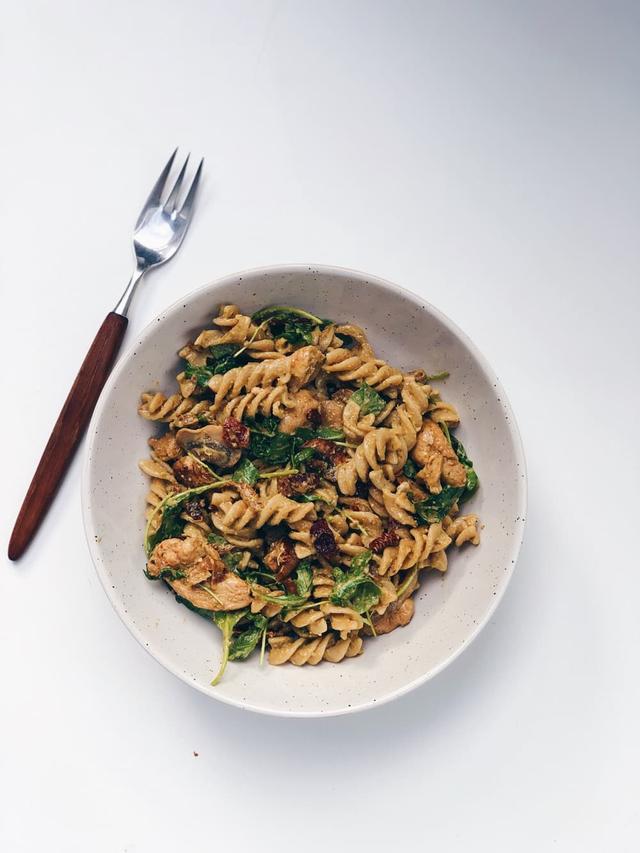 Pastasalat med kylling og pesto