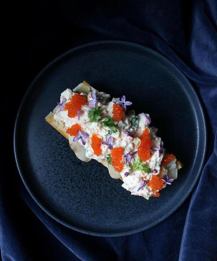 Vegansk skagen toast med bakt artichoke.