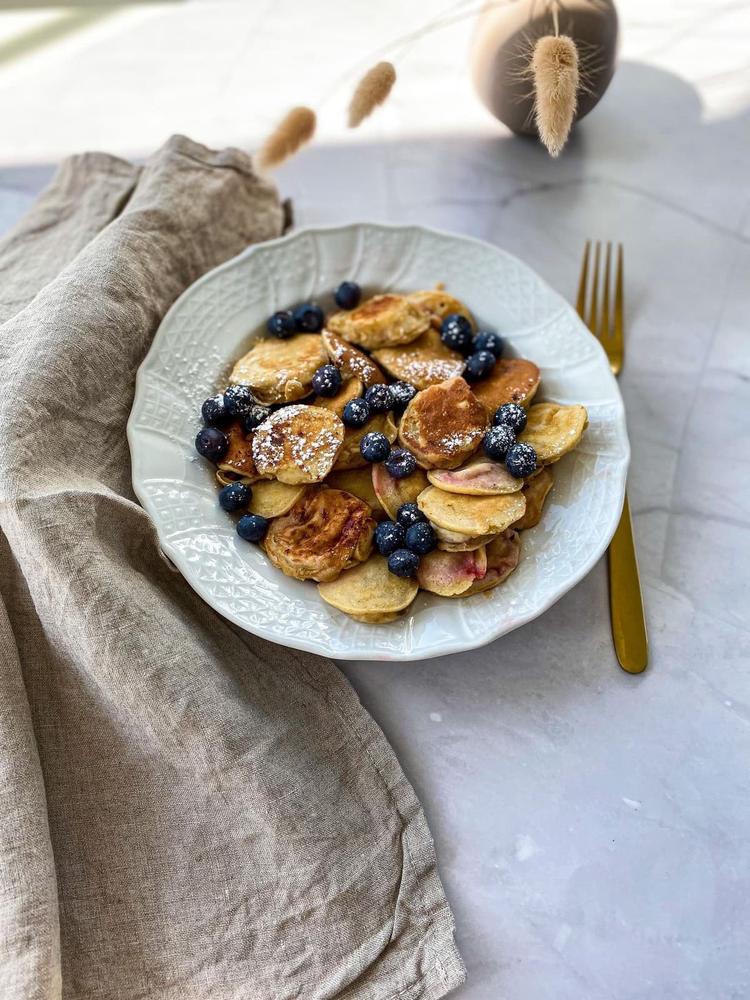 Mini pancakes - with strawberries and banana slices