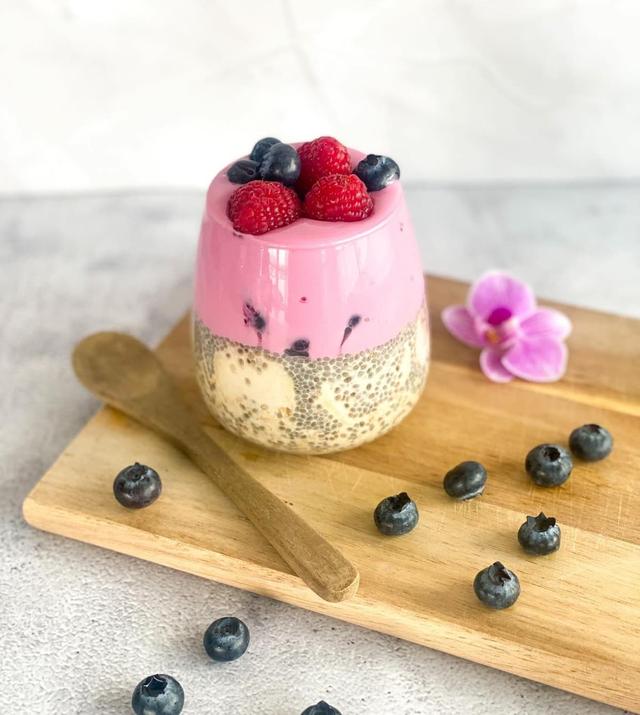 Banana chia pudding with yogurt