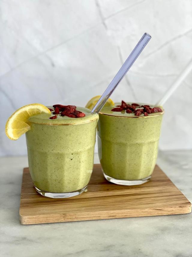 Mango spinach smoothie