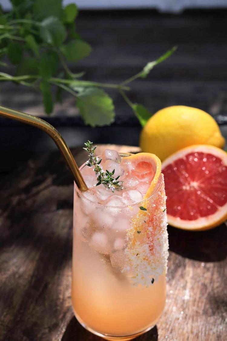 Sitron- og grapefruktcocktail med timian