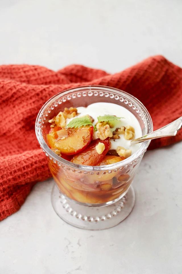 Linda's Sugar-free portion Dessert with Tender, Caramelized Plums