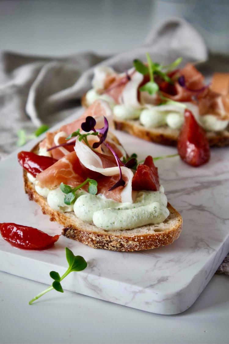 Blings med pisket basilikumricotta, spekeskinke og syltet plomme