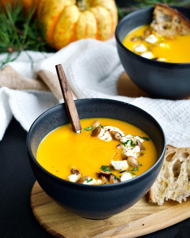 Gresskarsuppe med chevre og sprø gresskarkjerner