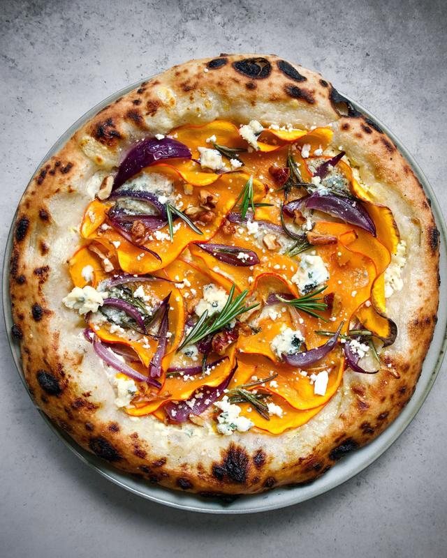 Pizza bianca med gresskar, rosmarin og blåmuggost