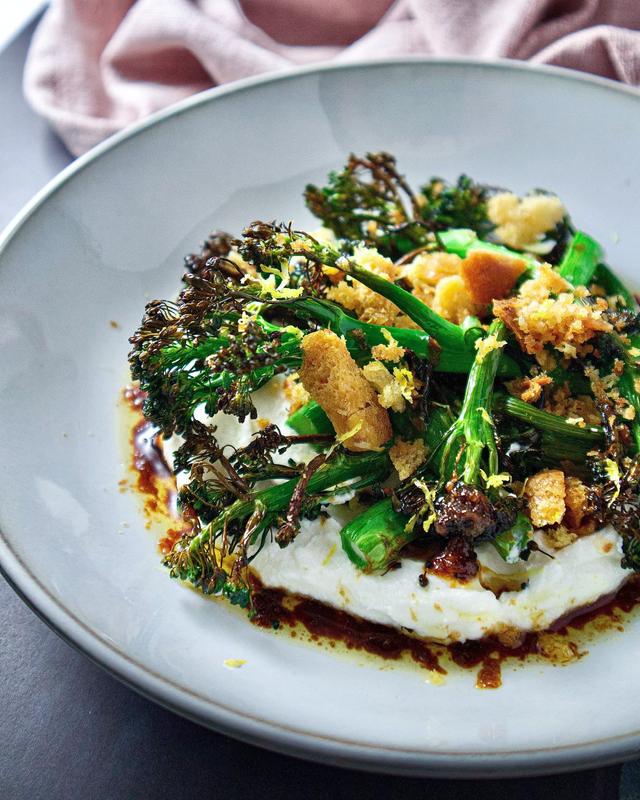 Stekt brokkolini med pisket ricotta og brunet smør med balsamico