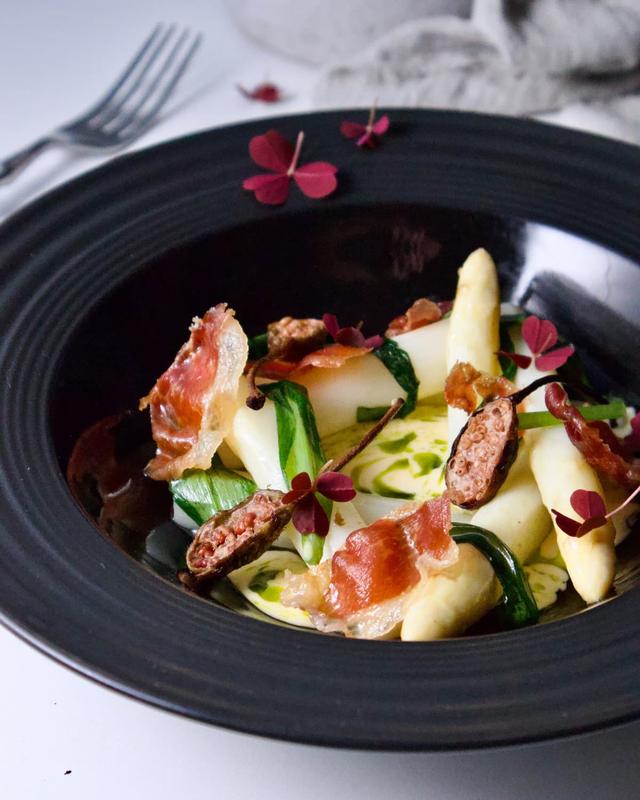 Smørglaserte asparges med ramsløk og hollandaise, toppet med sprø parmaskinke