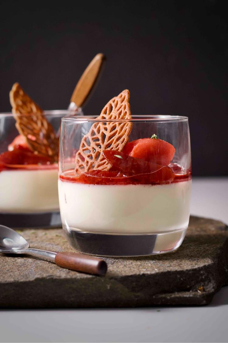 Yoghurt panna cotta med syltet plomme