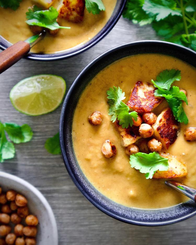 Gresskar- og kikertsuppe med stekt halloumi og sprø kikerter