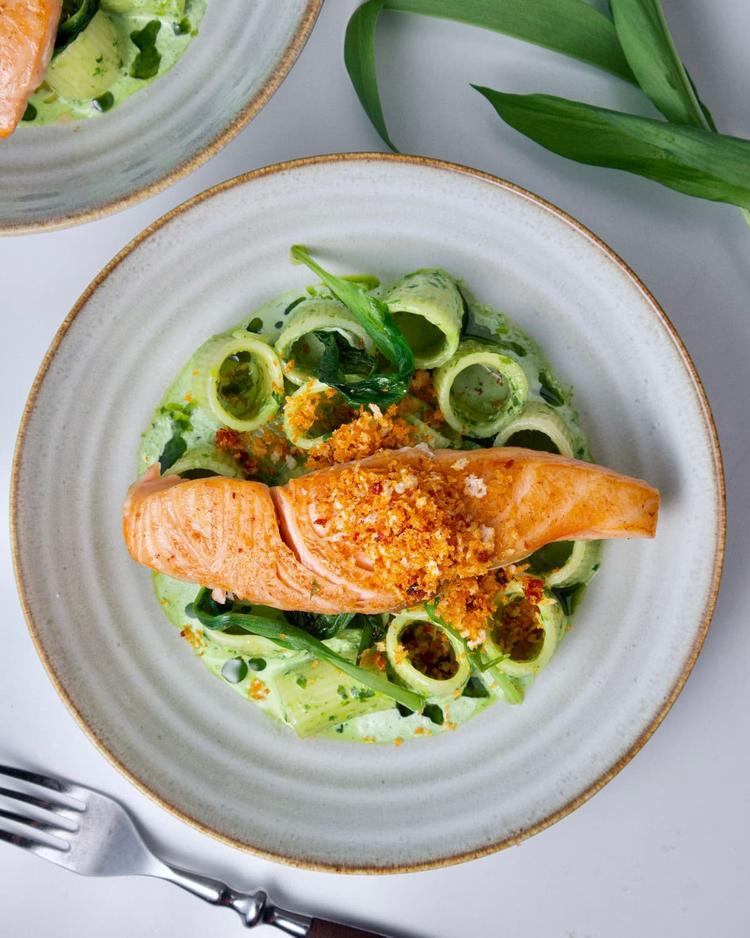 Kremet ramsløkpasta med stekt laks og ‘nduja krønsj