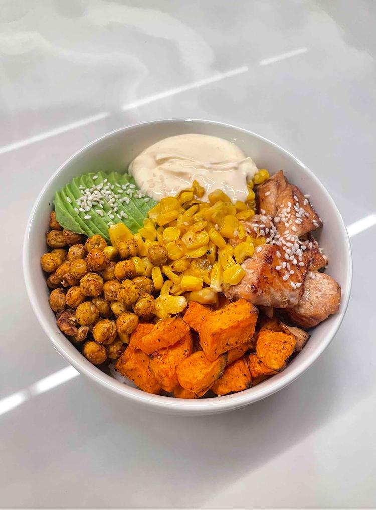 Middagsbowl med teriyakilaks og sprø kikerter 🥙🍠