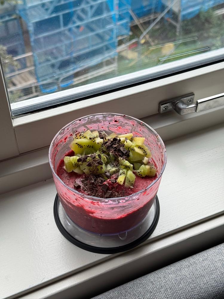 Smoothiebowl med skogsbær, kiwi og sjokolade