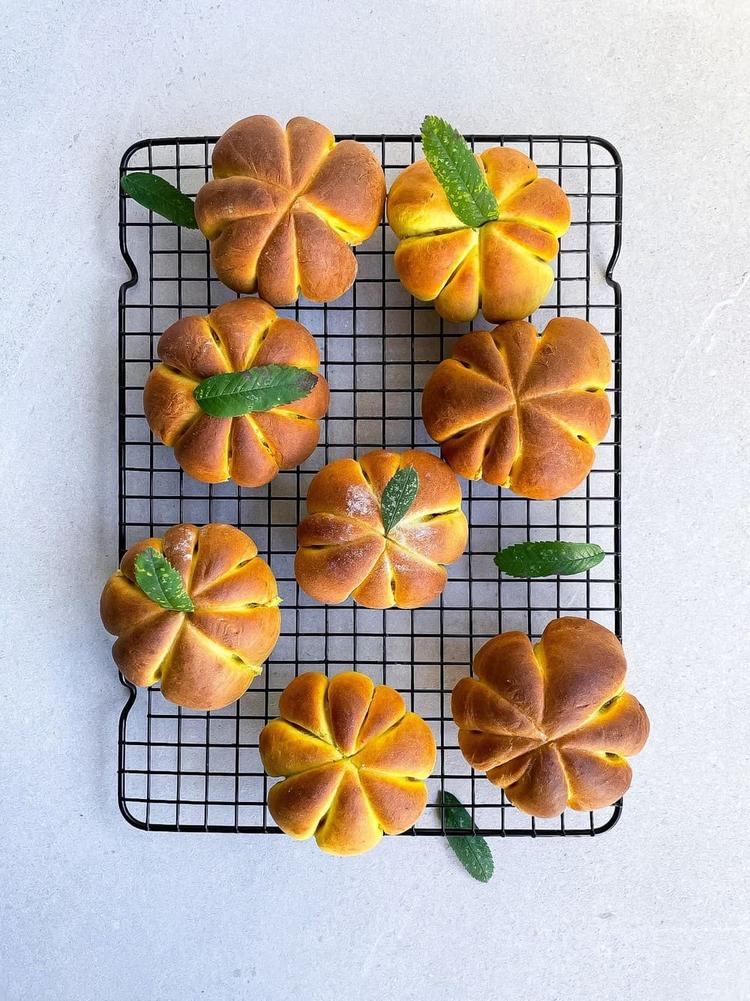 Halloween Pumpkin Dinner Rolls