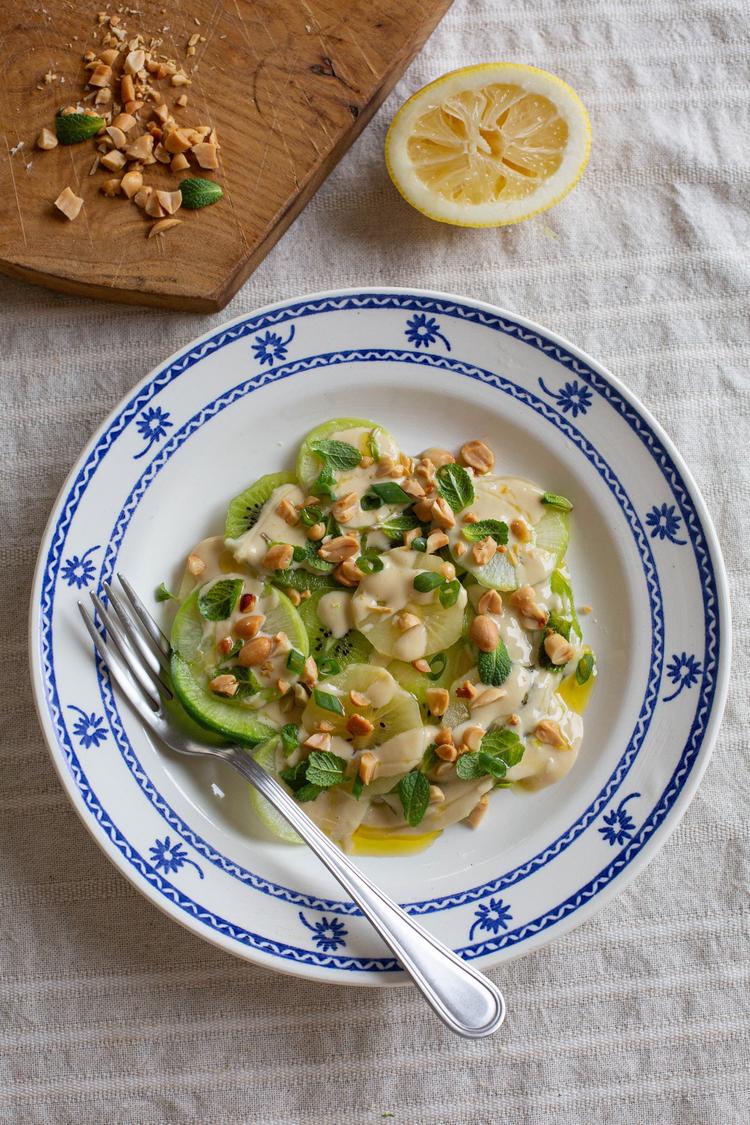 Kiwisalat med reddik, tahinidressing og peanøtter