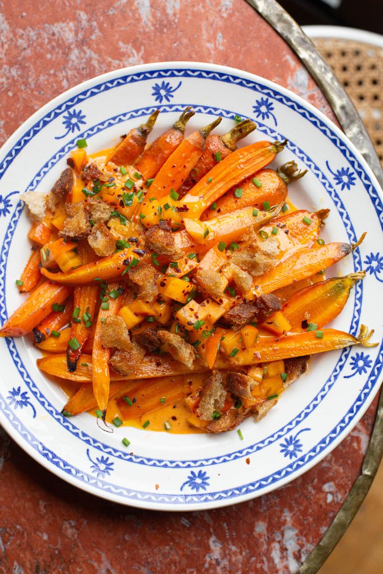 Ovnsbakte gulrøtter med persimmon og kremet nduja-saus