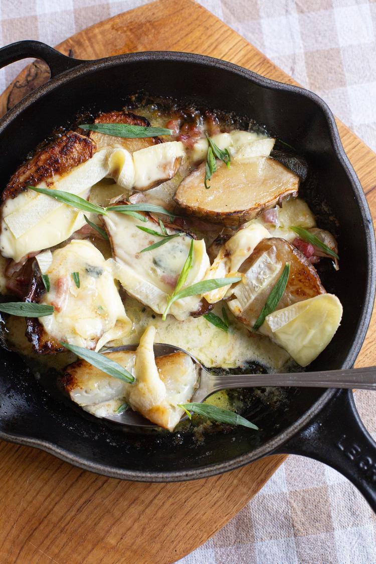 Bakt jordskokk med bacon og reblochon