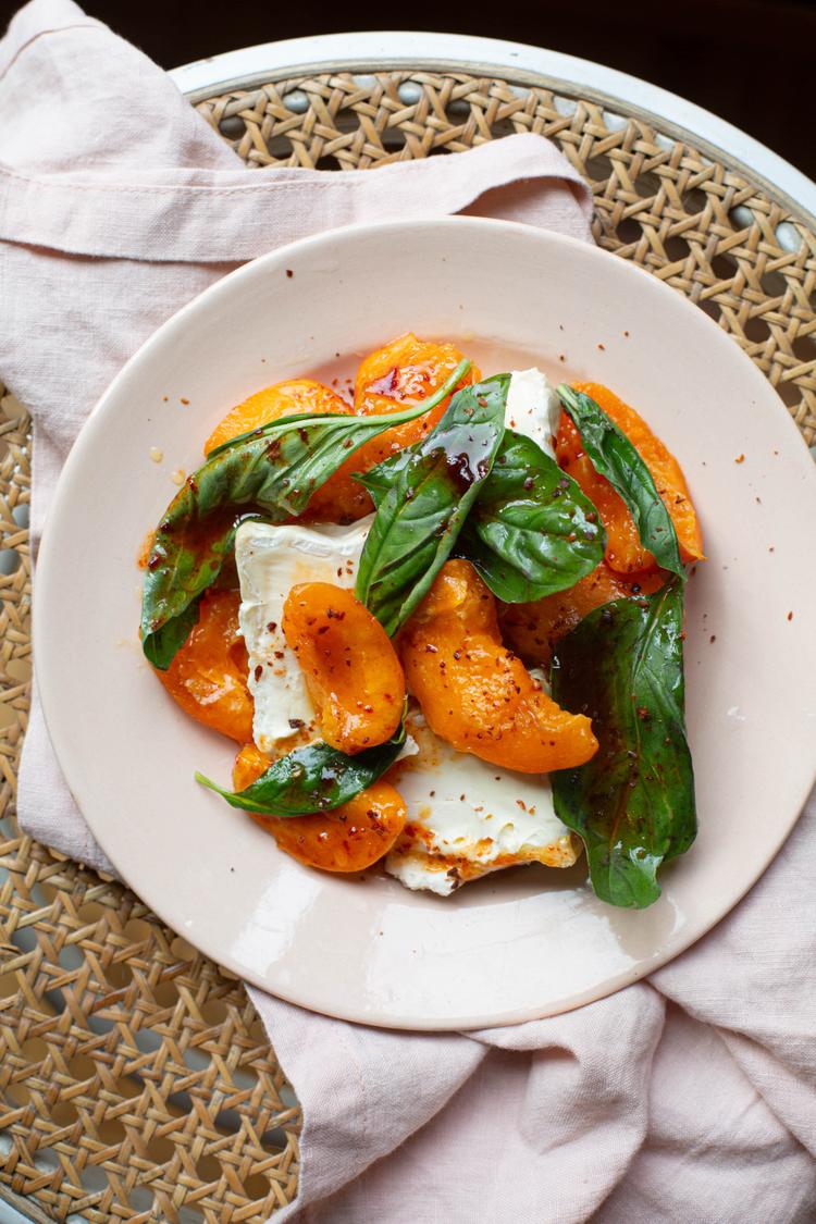 Aprikoser med gochujang, honning og Brillat Savarin