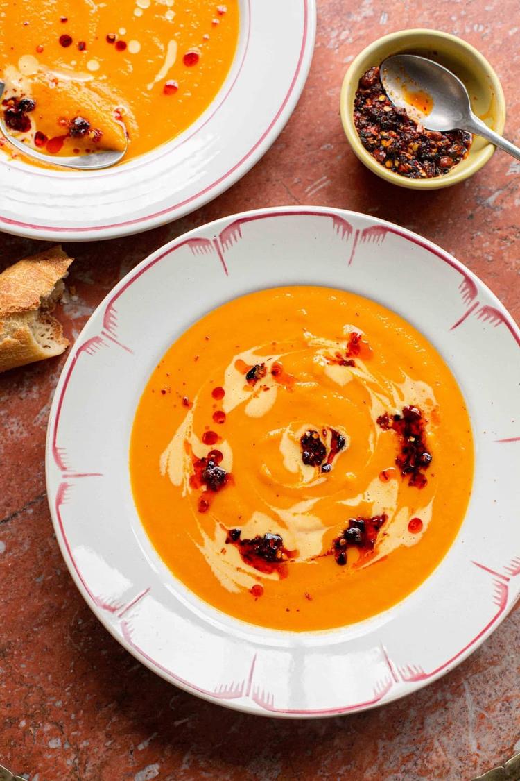 Gulrotsuppe med grillet paprika og mimolettekrem