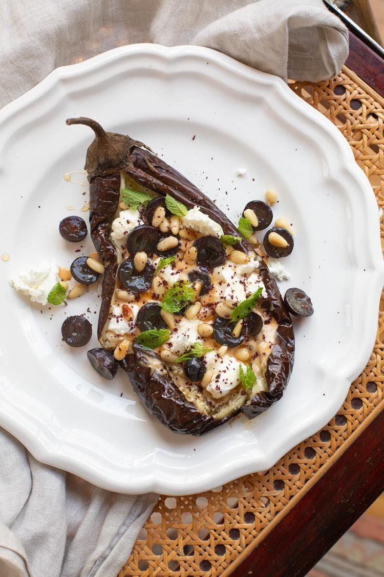 Bakt aubergine med tahini, chevre, pinjekjerner og drue