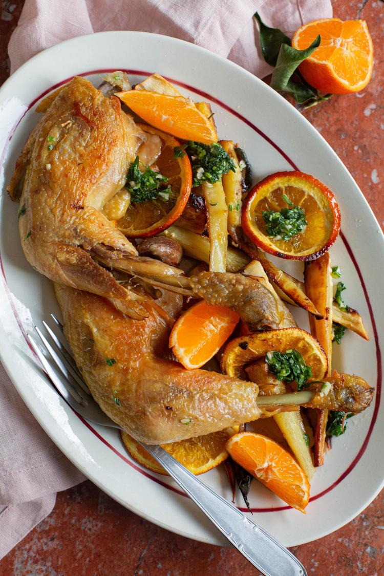 Confiterte kyllinglår med pastinakk, appelsin og estragongremolata